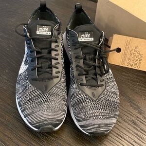 Air max flyknit racer in women’s size 8